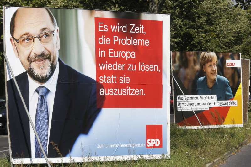 2017德國大選，梅克爾的標語「聰明、冷靜，確信我國正邁向成功。」對手舒爾茨的標語「是時候放棄壁上觀，來解決歐洲的問題了。」（美聯社）