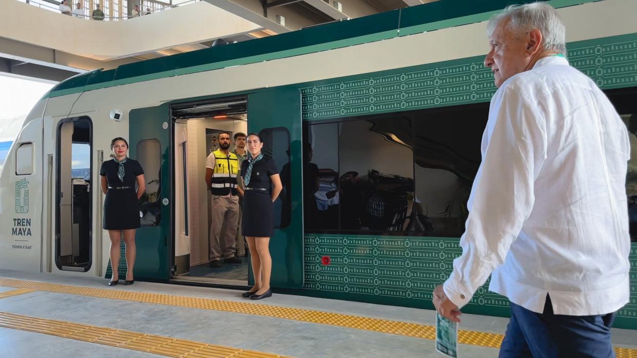 SAN FRANCISCO, CAMPECHE, 15DICIEMBRE2023.- Andrés Manuel López Obrador, presidente de México, previo a su viaje en el Tren Maya en su inicio de operaciones. 
FOTO: PRESIDENCIA/CUARTOSCURO.COM