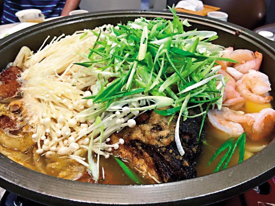 「砂鍋魚頭」材料豐富，沙茶湯底不油膩。（翻攝自海真私房菜臉書）