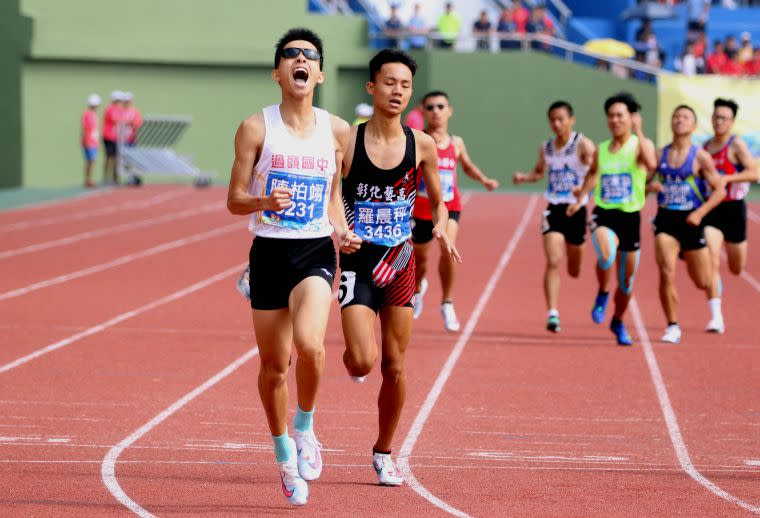 過嶺國中陳柏翊在全中運國男800公尺決賽以1:55.28破大會奪金。林嘉欣／攝影。