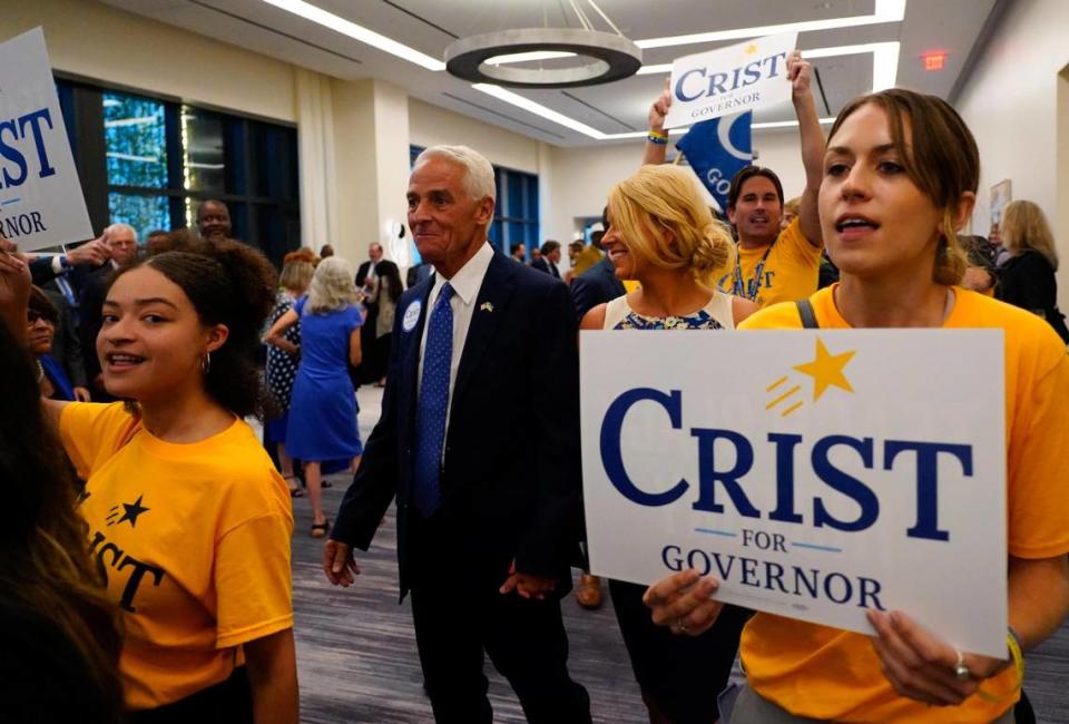 Charlie Crist llega con su nueva prometida Chelsea Grimes antes del inicio de la Gala "Leadership Blue" del Partido Demócrata de la Florida el sábado 16 de julio de 2022 en Tampa.