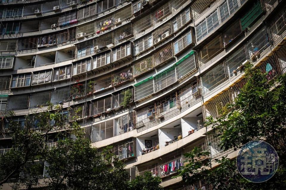 每戶都像火柴盒般一戶一戶密集排列在一起，就像早期香港鳥籠式的住家大樓，空間狹小。