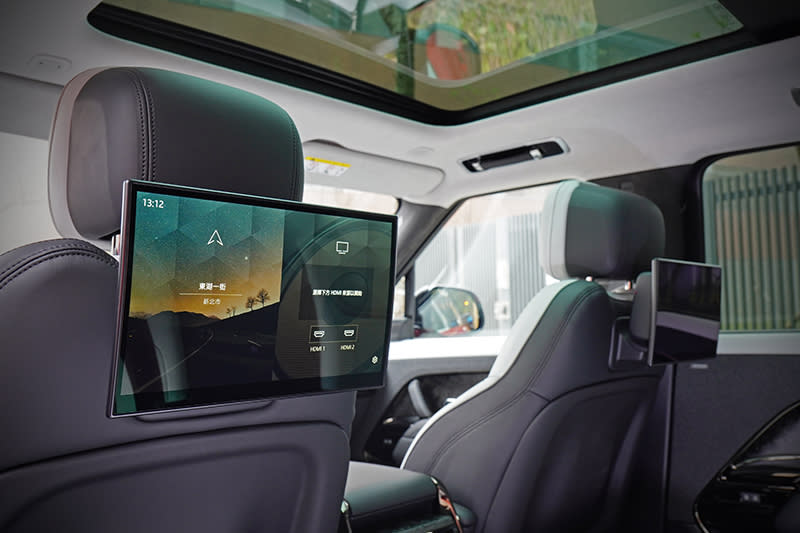 都說Range Rover Sport簡直媲美後座用車，就連頭枕後螢幕也可裝載車上。