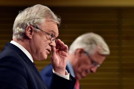 Britain's Secretary of State for Exiting the European Union David Davis and European Union's chief Brexit negotiator Michel Barnier hold a joint news conference after the latest round of talks in Brussels, Belgium November 10, 2017. REUTERS/Eric Vidal - RC1674B986F0