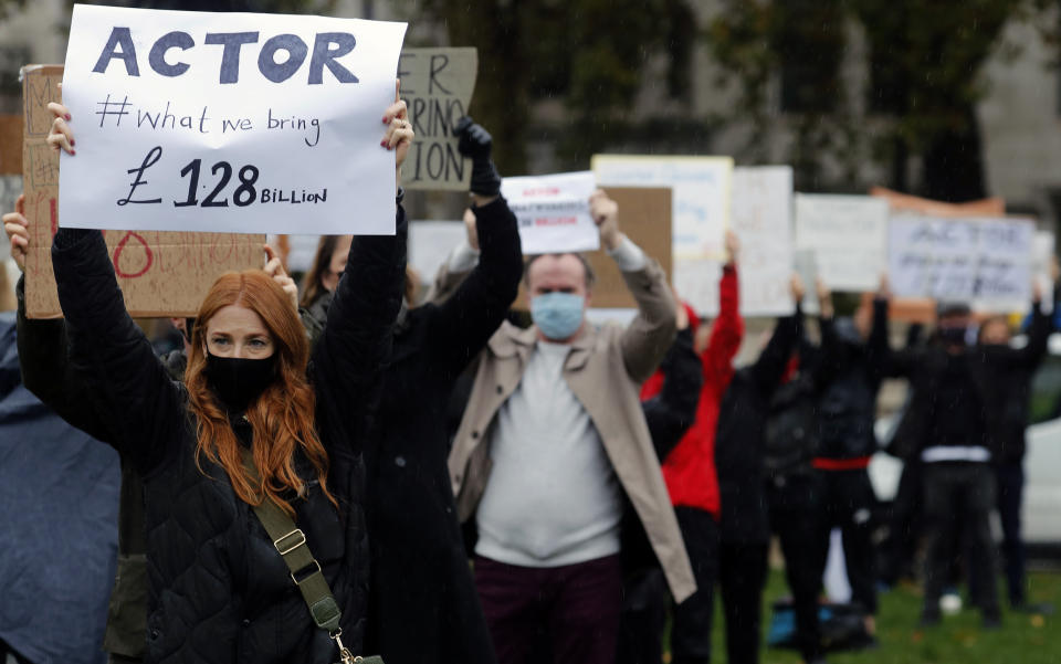 Actores y otros artistas protestan el jueves 29 de octubre de 2020 contra las restricciones impuestas para combatir al coronavirus, en la Plaza del Parlamento, en Londres. (AP Foto/Frank Augstein)