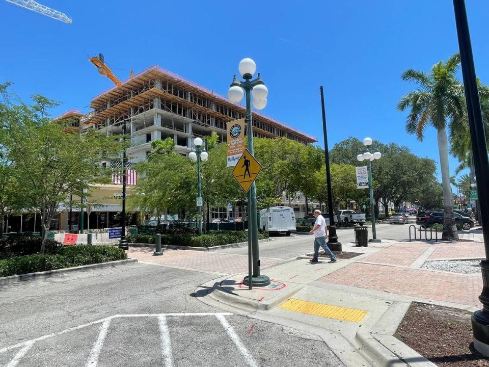 A man crosses Hollywood Boulevard in Hollywood, Florida on May 9, 2023. Omar Rodríguez Ortiz