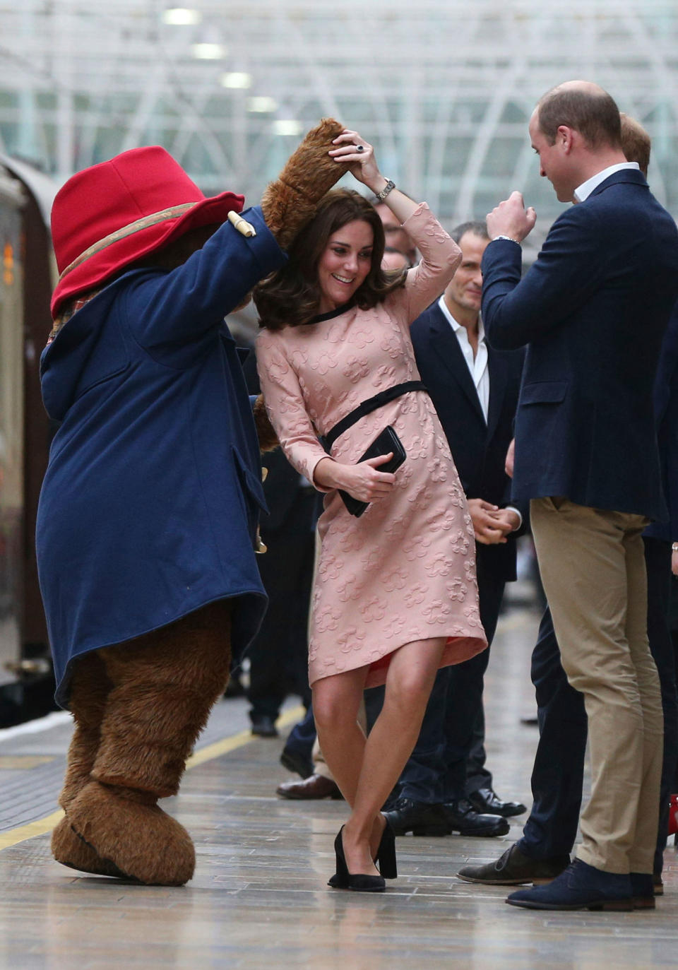 Und hopp! Paddington Bär dreht Herzogin Kate im Kreis. (Bild: AP Photo)