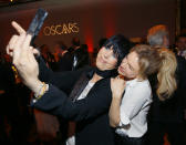 Diane Warren, izquierda, y Renee Zellweger se toman una selfie en el almuerzo de nominados a la 92ª entrega de los Premios de la Academia en el Hotel Loews el lunes 27 de enero de 2020 en Los Angeles. (Foto Danny Moloshok/Invision/AP)