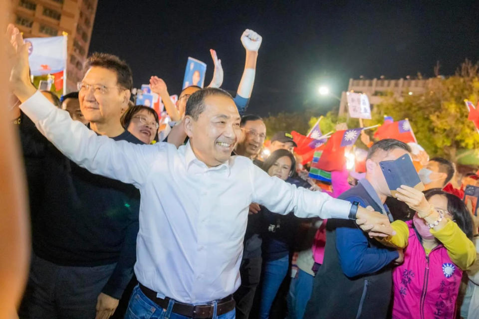 侯友宜（中）和趙少康（左）做赴台南造勢，支持者熱烈歡迎。（圖取自侯友宜臉書）