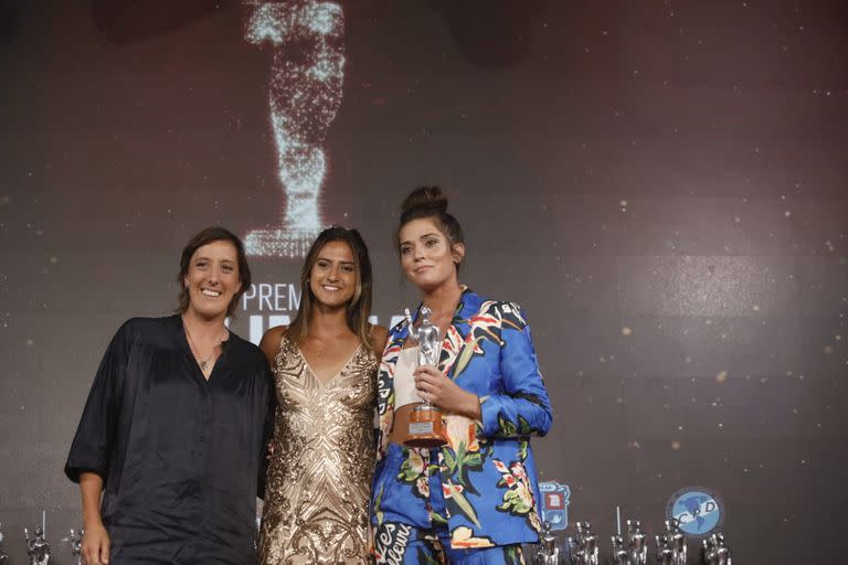 Raposo estuvo ternada para el Olimpia de Plata de 2021 con sus compañeras de seleccionado Belén Succi (izquierda) y Agustina Albertario, finalmente ganadora del premio.