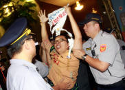 <p>A protester scuffles with police officers outside the venue of a dinner party held by Taipei Mayor Ke Wen-je for Sha Hailin, head of the United Front Work Department of Chinese Communist Party’s Shanghai Municipal Committee, on the eve of Taipei-Shanghai forum in Taipei, Taiwan, Monday, Aug. 22, 2016. The Chinese envoy arrived in Taiwan on Monday for a city-to-city dialogue, amid a chill in relations between the sides following the inauguration of the island’s independence-leaning president, Tsai ing-wen, in June. (AP Photo/ Chiang Ying-ying) </p>