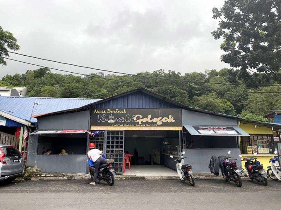 Find the eatery at the side of the road towards the Gasing area from Pantai Dalam.