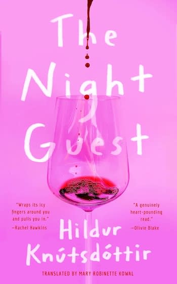 The Night Guest adlı romanın kitap kapağı. Sakız pembesi bir arka planı var ve ön planda bir şarap kadehi var, içine az miktarda kırmızı bir sıvı damlıyor