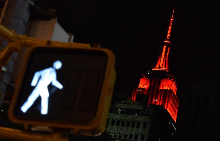 El edificio del Empire State iluminado de rojo para representar la victoria de los candidatos republicanos por encima de los demócratas en las elecciones de medio término en Estados Unidos, el 4 de noviembre de 2014 en Nueva York