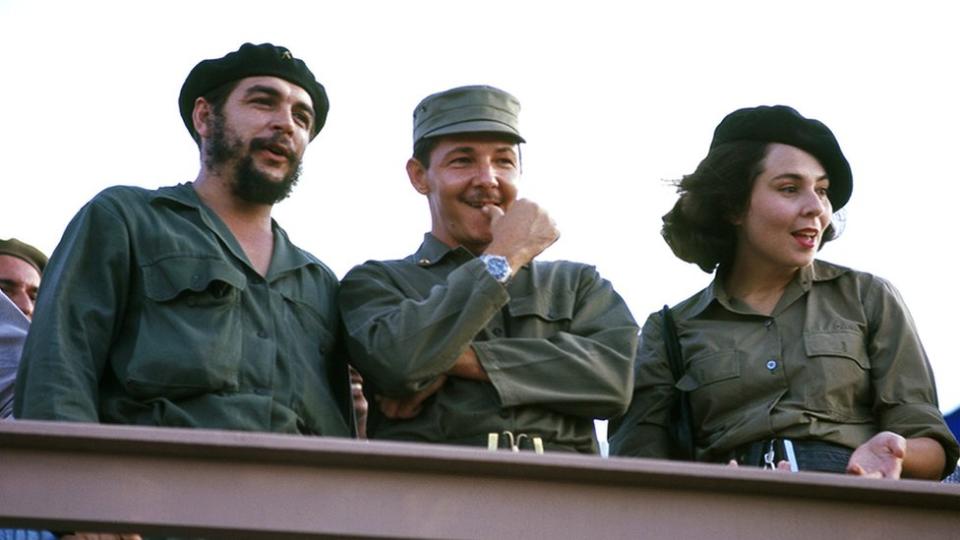 Ernesto Che Guevara, Raúl Castro y su esposa Vilma Espín en 1964.