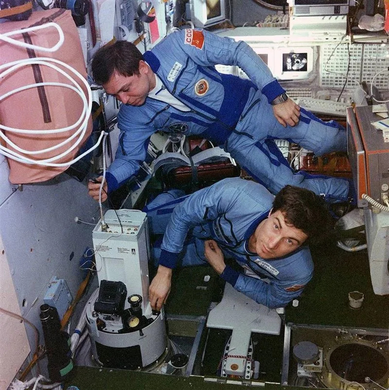 太空人克里卡廖夫滯留外太空311天終於回地球，不過返國時已變俄羅斯人。（圖／翻攝自 ТАСС）