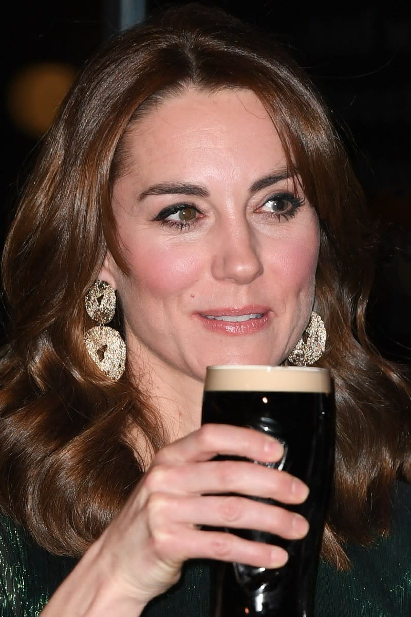 <p> Who needs to a Princess sized price tag to look regal? Kate wore an H&M gold drop earrings when she attended an evening reception at the Guinness Storehouse in Dublin. </p> <p> Kate teamed her high street gold hooped earrings with an emerald Falconetti gown by designer The Vampire's Wife. </p>