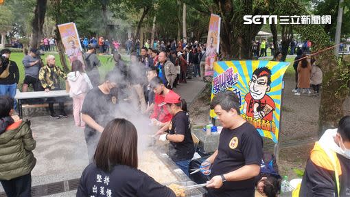 館長感謝祭發雞排，吸引大批民眾現場排隊