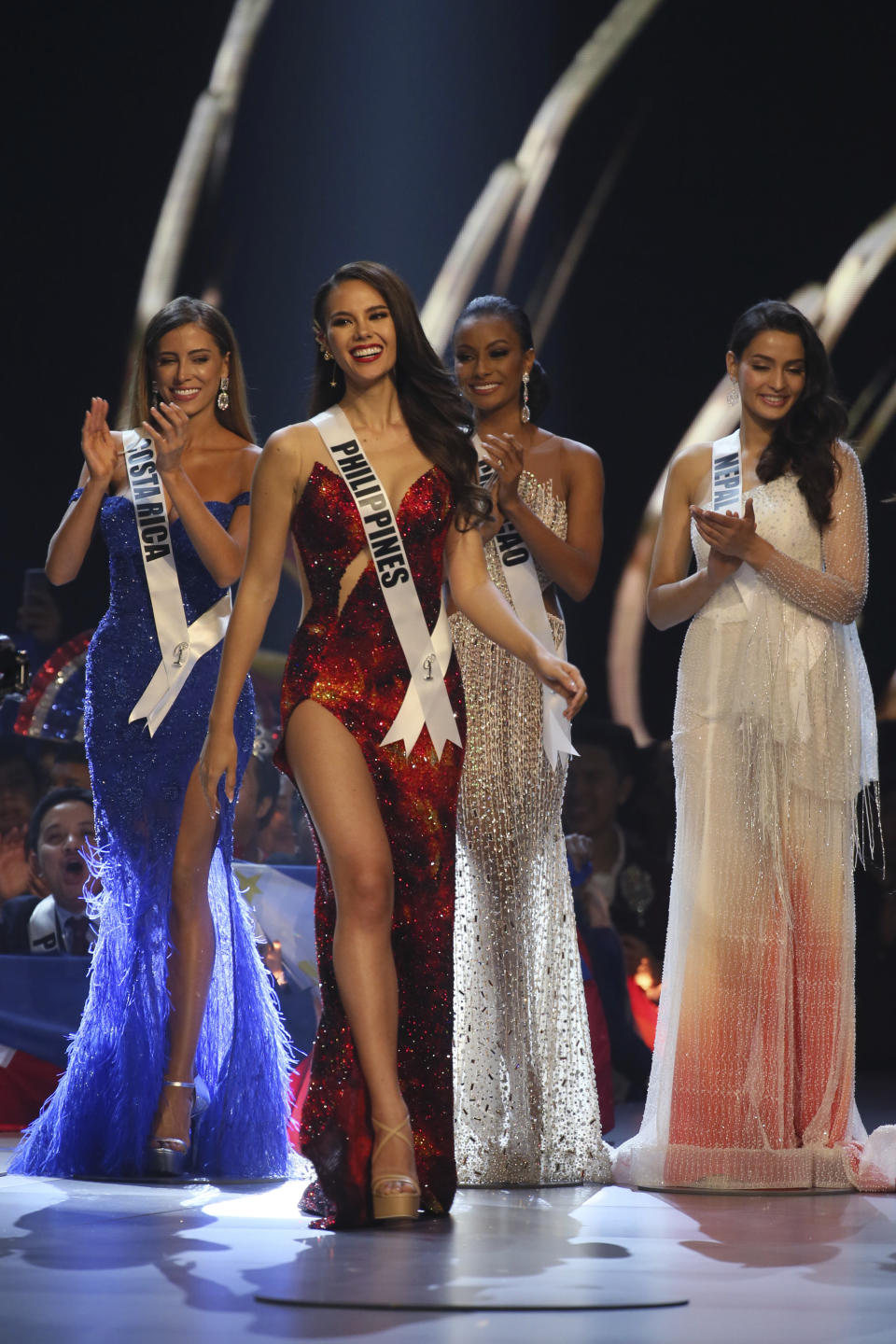 Miss Filipinas Catriona Gray participa en la final de la 67ma edición de Miss Universo en Bangkok, Tailandia, el 17 de diciembre de 2018. (Foto AP/Gemunu Amarasinghe)