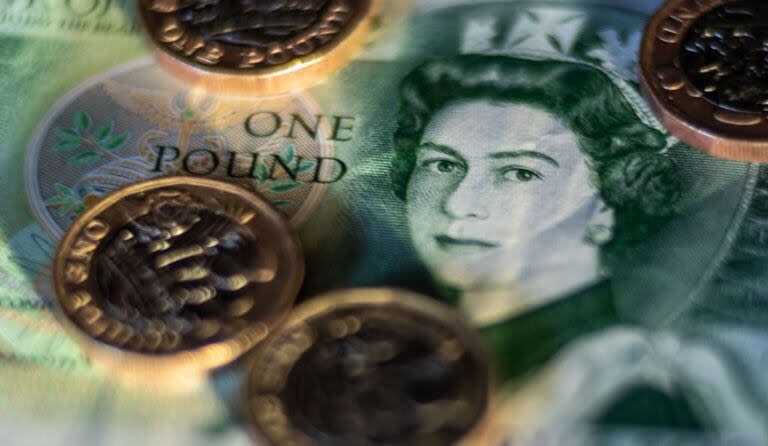 El billete con el rostro de Isabel II, actualmente en circulación (Photo by Matt Cardy/Getty Images)