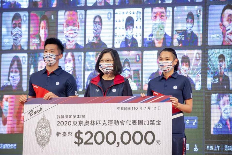 總統蔡英文（中）與中華台北代表隊奧運選手合影。（圖／取自蔡英文臉書）
