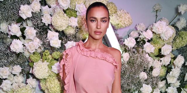 Queen — Irina Shayk  Versace Spring/Summer 2020 Ready To