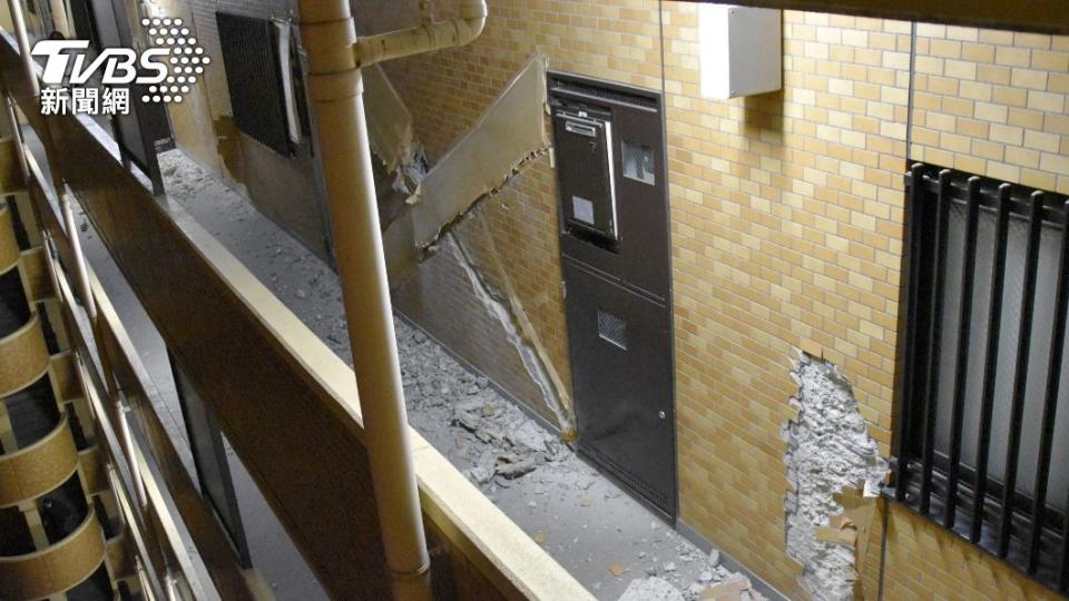日本一處公寓因強震出現外牆剝落的情況。（圖／達志影像路透社）