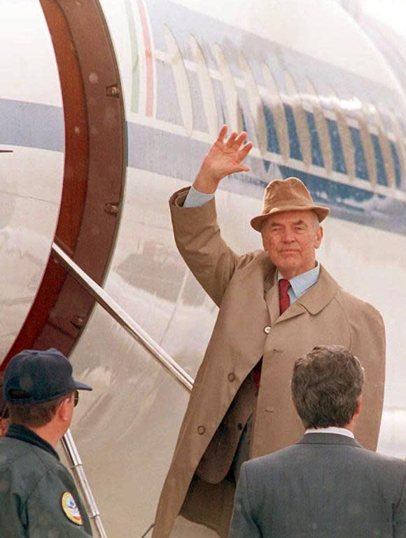 This picture taken on November 20, 1995 shows Former Nazi SS captain Erich Priebke waving goodbye as he enters an airplane at the Bariloche Airport, Argentina, bound for Italy