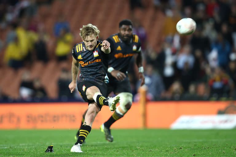 HAMILTON, NUEVA ZELANDA - 23 DE ABRIL: Damian McKenzie de los Chiefs patea el penalti ganador del partido durante la ronda nueve del partido Super Rugby Aotearoa entre los Chiefs y los Hurricanes en el FMG Stadium Waikato, el 23 de abril de 2021, en Hamilton, Nueva Zelanda. (Foto de Phil Walter / Getty Images)