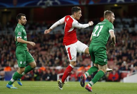 Britain Football Soccer - Arsenal v PFC Ludogorets Razgrad - UEFA Champions League Group Stage - Group A - Emirates Stadium, London, England - 19/10/16 Arsenal's Mesut Ozil scores their sixth goal to complete his hat trick Action Images via Reuters / Andrew Couldridge Livepic