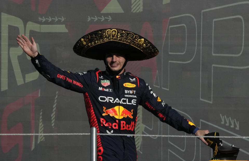 El piloto de Red Bull Max Verstappen de Holanda celebra tras ganar el Gran Premio de México en el Autódromo Hermanos Rodríguez el domingo 29 de octubre del 2023. (AP Foto/Fernando Llano)