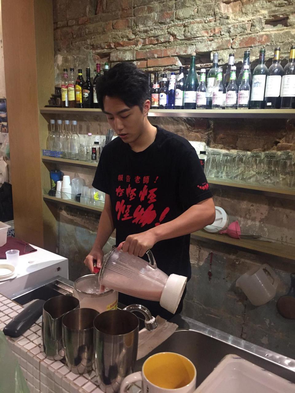 直播在蔡凡熙家中的早餐店進行，小老闆蔡凡熙也打西瓜汁給大家喝。