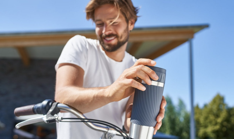 Bei Amazon gibt es den praktischen und umweltfreundlichen Becher gerade besonders günstig. (Bild: Amazon)