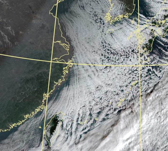 衛星雲圖顯示，東海及北部海面已佈滿「雲街」，為冷空氣的軌跡。(翻攝自氣象局)