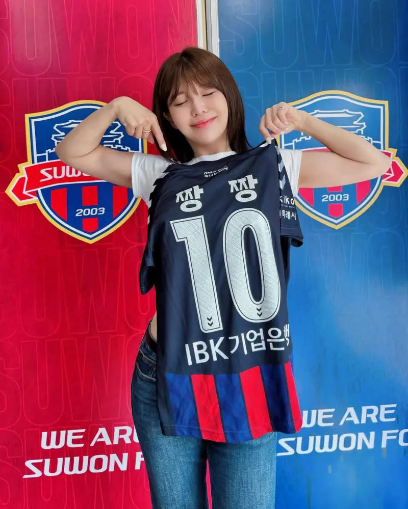 ▲壯壯加盟南韓職業足球隊「水原足球俱樂部」，到了足球場上她也很開心球隊讓她延續使用10號背號。（圖／壯壯IG）