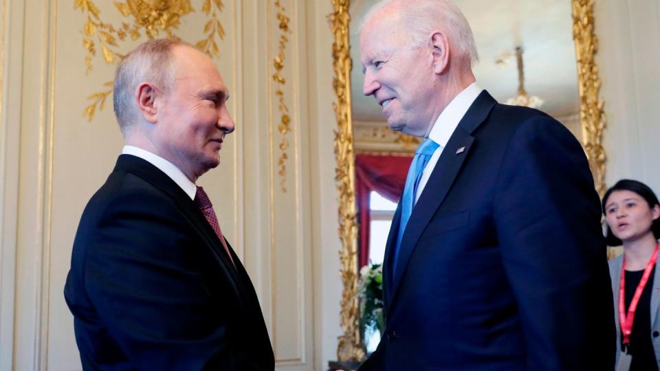 Der russische Präsident Wladimir Putin (l) und US-Präsident Joe Biden schütteln sich bei ihrem Treffen in der «Villa la Grange» die Hand.