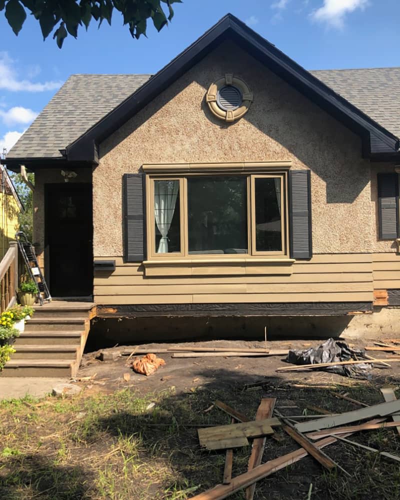 <span>“We knew we wanted to remove the sunken front deck, paint the stucco, and replace the torn-up siding with vintage-looking brick,” the homeowner and DIYer says. Credit: <a href="https://www.instagram.com/natalieapaquin/" rel="nofollow noopener" target="_blank" data-ylk="slk:Natalie Paquin;elm:context_link;itc:0;sec:content-canvas" class="link ">Natalie Paquin</a></span> <span class="copyright">Credit: <a href="https://www.instagram.com/natalieapaquin/" rel="nofollow noopener" target="_blank" data-ylk="slk:Natalie Paquin;elm:context_link;itc:0;sec:content-canvas" class="link ">Natalie Paquin</a></span>