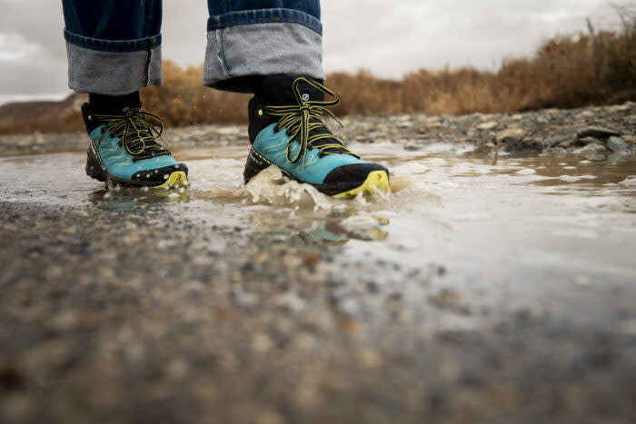 Walking with the SCARPA Rush 2 Mid GTX trhough a puddle of water