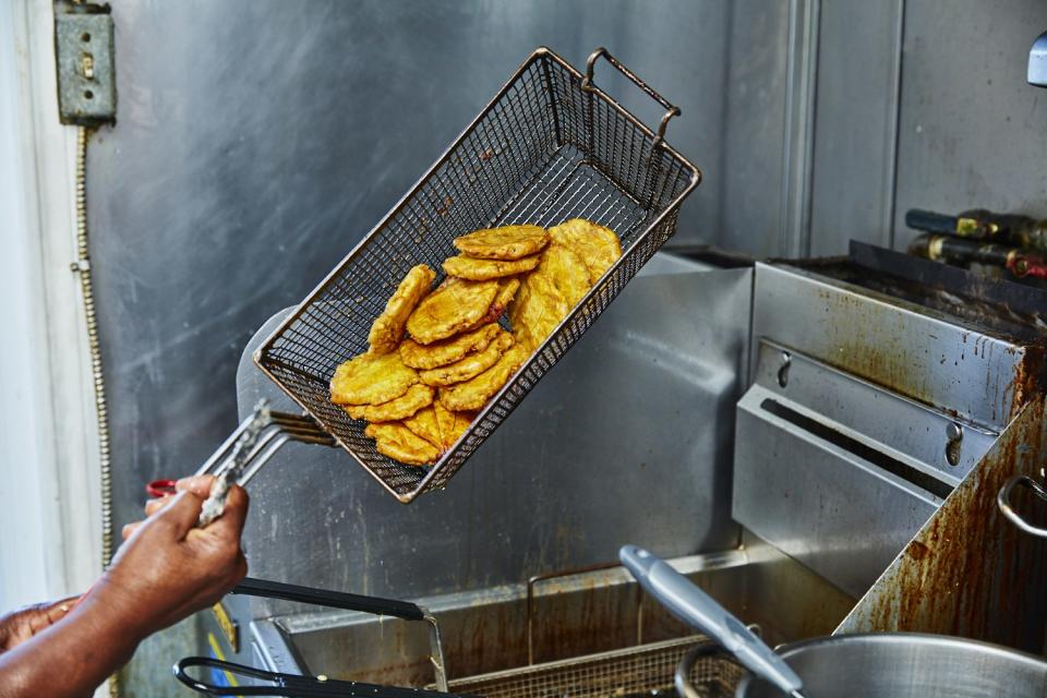 Plantains coming out of the fryer at Casse-Croûte Sissi & Paul.