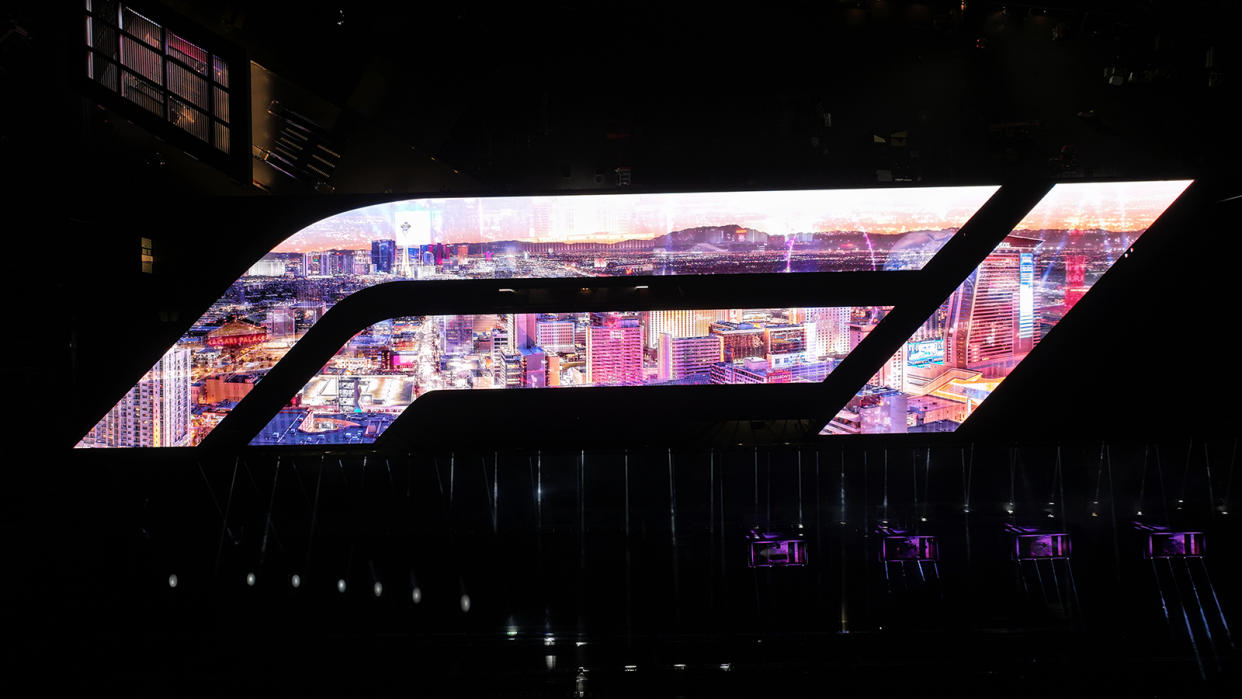  The F1 rooftop logo, escalator trapezoid, and three grandstand displays feature more than 33 million Samsung LED pixels and over 32,000 square feet. . 