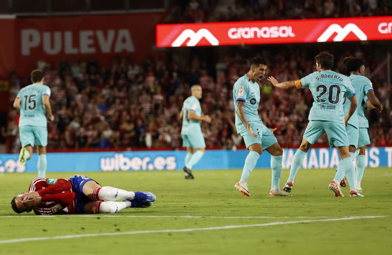 Joao Cancelo celebra con todas sus ganas junto a Sergi Roberto, autor del gol del 2 a 2 de Barcelona ante Granada