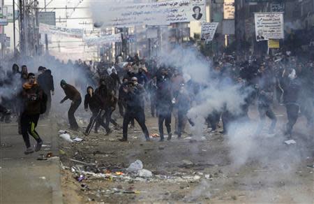 Supporters and opponents of ousted Egyptian President Mohamed Mursi clash at Nasr City district in Cairo, January 3, 2014. REUTERS/ Mohamed Abd El Ghany