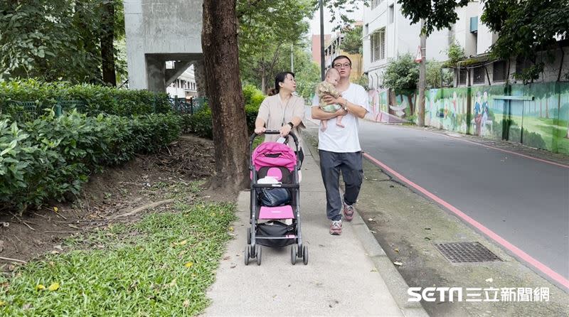 （上圖）戴鼻膜準備出門；（下圖）一家三口出門散步，其實就跟其他家庭、照顧一般的小寶寶沒兩樣。（圖／記者張雅筑攝）