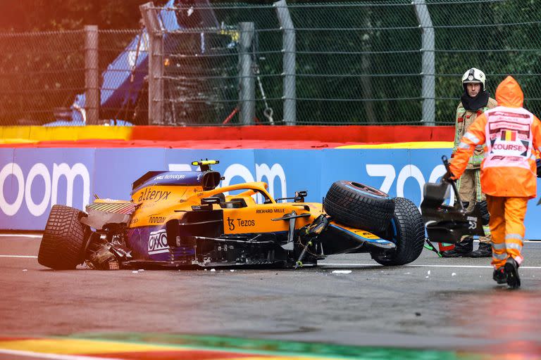 El piloto británico de McLaren, Lando Norris, se sienta en su coche después de estrellarse en la sesión de clasificación del Gran Premio de Bélgica de Fórmula Uno