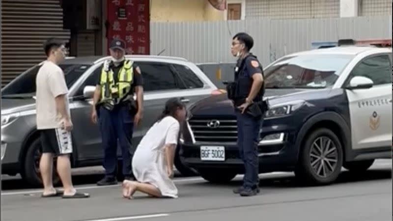 女子對著員警下跪大喊「耍威作福」。（圖／翻攝畫面）