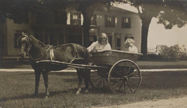 Pictured are Abraham Lincoln’s great-grandchildren, Mary Lincoln Beckwith and Robert Todd Lincoln Beckwith. The "Picturing Lincoln" initiative by the Abraham Lincoln President Library and Museum means more than 1,000 high-resolution photos will be available to public online.