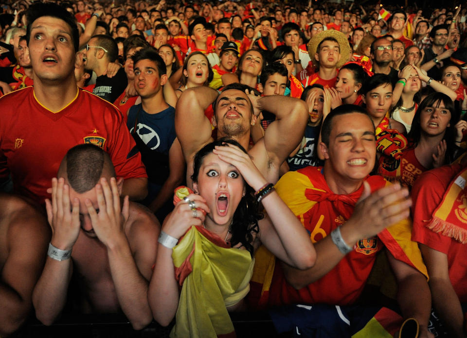 Aficionados españoles siguen el partido de semifinales entre España y Portugal en una calle de Madrid. (Photo by Denis Doyle/Getty Images)