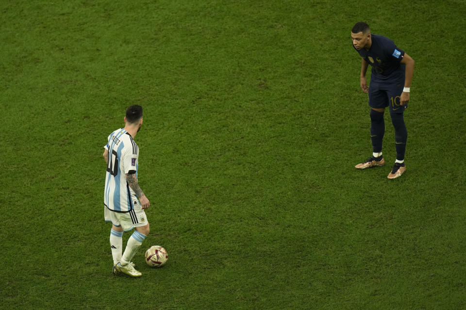 Kylian Mbappé, de la selección francesa, encara al argentino Lionel Messi en la final mundialista del domingo 18 de diciembre de 2022, en Lusail, Qatar (AP Foto/Francisco Seco)