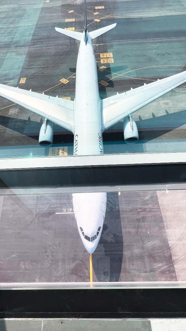 旅客可以在機場天際走廊體驗飛機從腳下滑過的壯觀景象。（圖／香港國際機場提供）