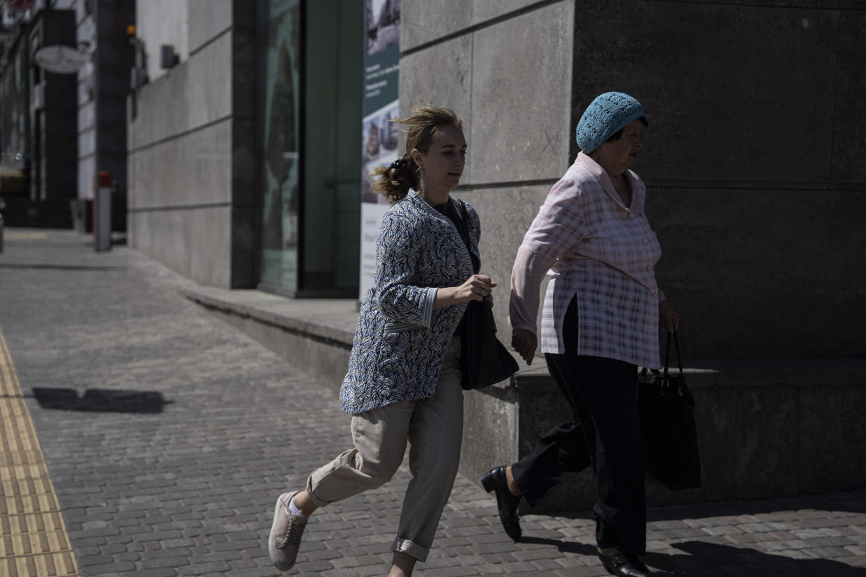 People rush to take shelter during a Russian rocket attack in Kyiv, Ukraine, Monday, May 29, 2023. (AP Photo/Evgeniy Maloletka)